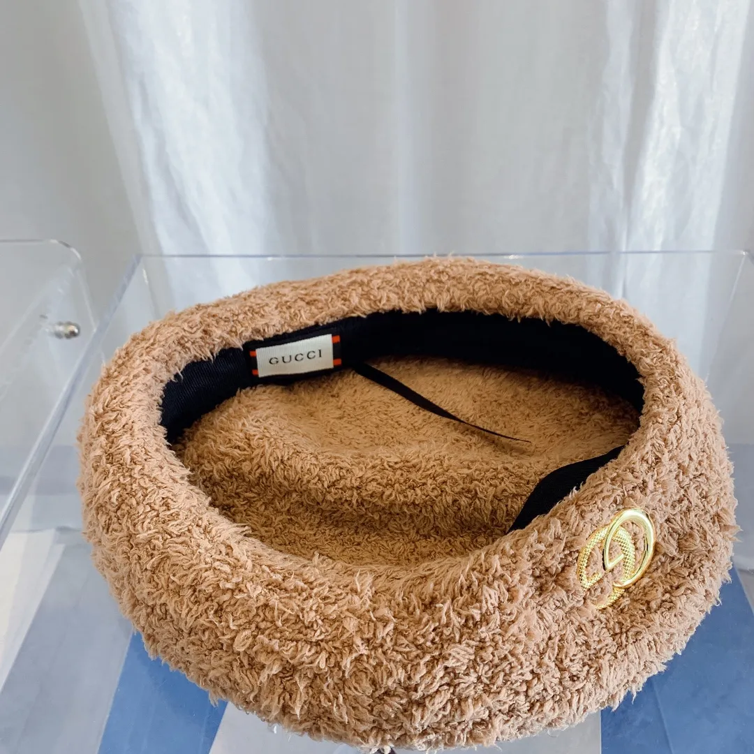 P80 GUCCI Gucci's new beret painter's hat for autumn and winter. It doesn't cut corners at all. It's a simple style and the shape of the hat is particularly good! It is cultivated by countless trendsetters in autumn and winter. The design is novel, bold, outstanding, and the colors are stunning. It is good at capturing fashion elements. The style is in line with the trend of young people. Bailey control can buy a few more colors. After all, this is a painter's hat that can accompany you for many years. 👨🏻‍🎨