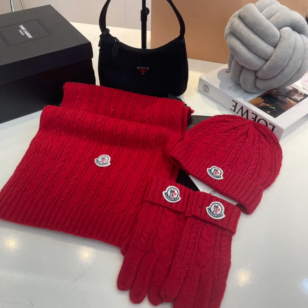P180 Moncler wool knitted three-piece set, gloves + hat + scarf set ❄️ Wool knitted, super cute with cashmere scarf, a must-have for autumn and winter
