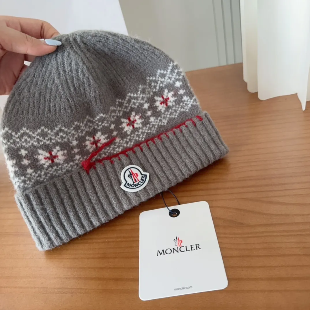 🉐️120 Moncler 25 autumn and winter women's wool knitted warm knitted hat. Cashmere has a soft and waxy texture, authentic quality enjoyment! Extra large fox fur ball 1:1 customized, original mark! High quality in stock!