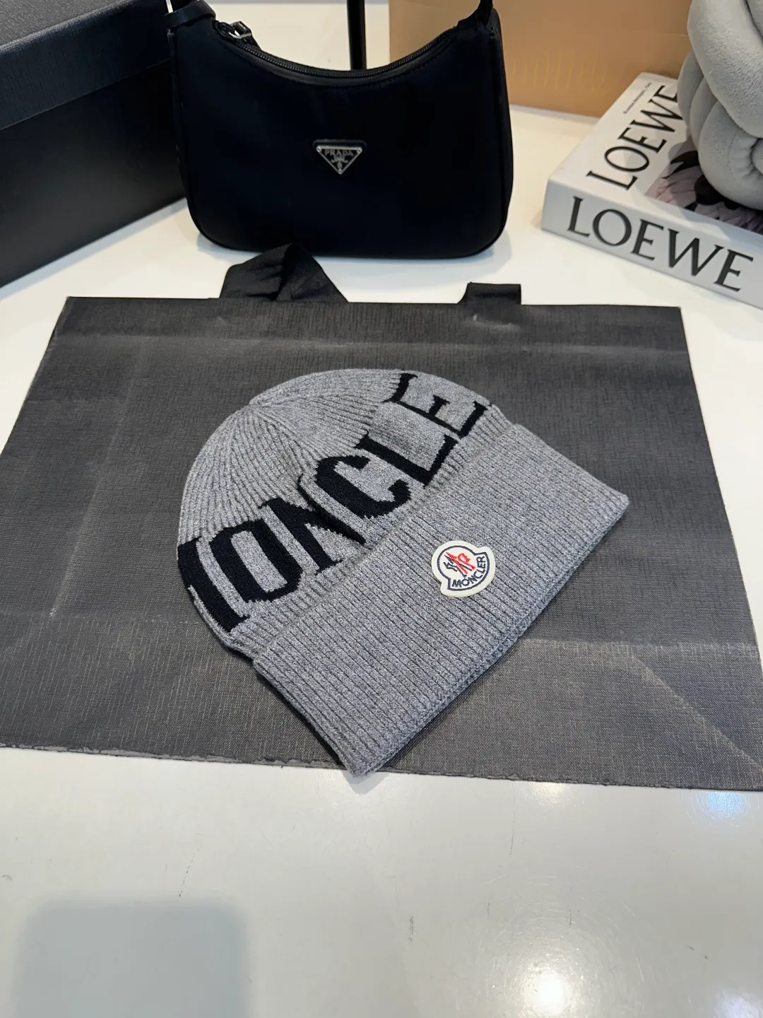 P46 Moncler 💥 Official website classic knitted hat, replica of the original. Very soft and skin-friendly, very elastic 💓 Textured and very versatile style ~ Warm cashmere woolen hat, one size fits all and elastic ~ Unisex, can be worn by any head size. Super quality, highly recommended
