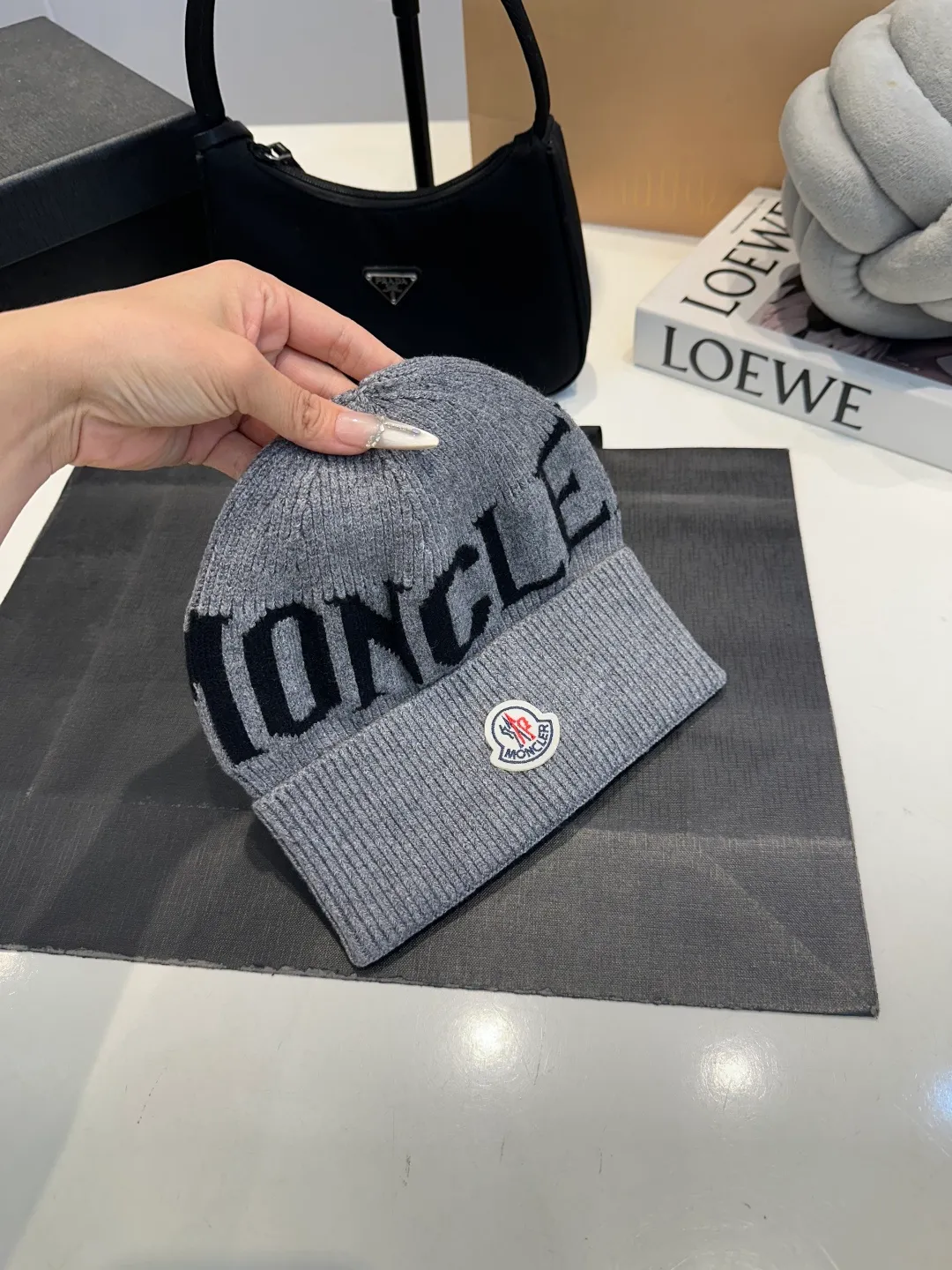 P46 Moncler 💥 Official website classic knitted hat, replica of the original. Very soft and skin-friendly, very elastic 💓 Textured and very versatile style ~ Warm cashmere woolen hat, one size fits all and elastic ~ Unisex, can be worn by any head size. Super quality, highly recommended
