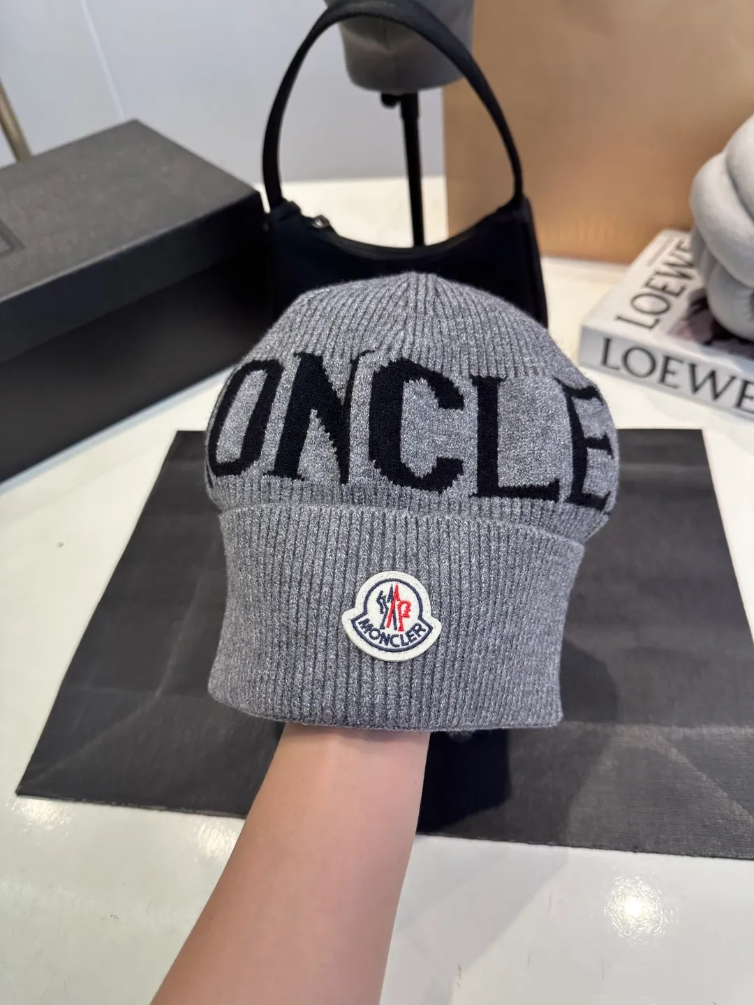 P46 Moncler 💥 Official website classic knitted hat, replica of the original. Very soft and skin-friendly, very elastic 💓 Textured and very versatile style ~ Warm cashmere woolen hat, one size fits all and elastic ~ Unisex, can be worn by any head size. Super quality, highly recommended