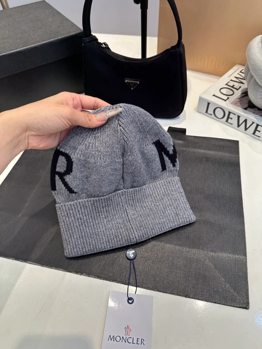 P46 Moncler 💥 Official website classic knitted hat, replica of the original. Very soft and skin-friendly, very elastic 💓 Textured and very versatile style ~ Warm cashmere woolen hat, one size fits all and elastic ~ Unisex, can be worn by any head size. Super quality, highly recommended