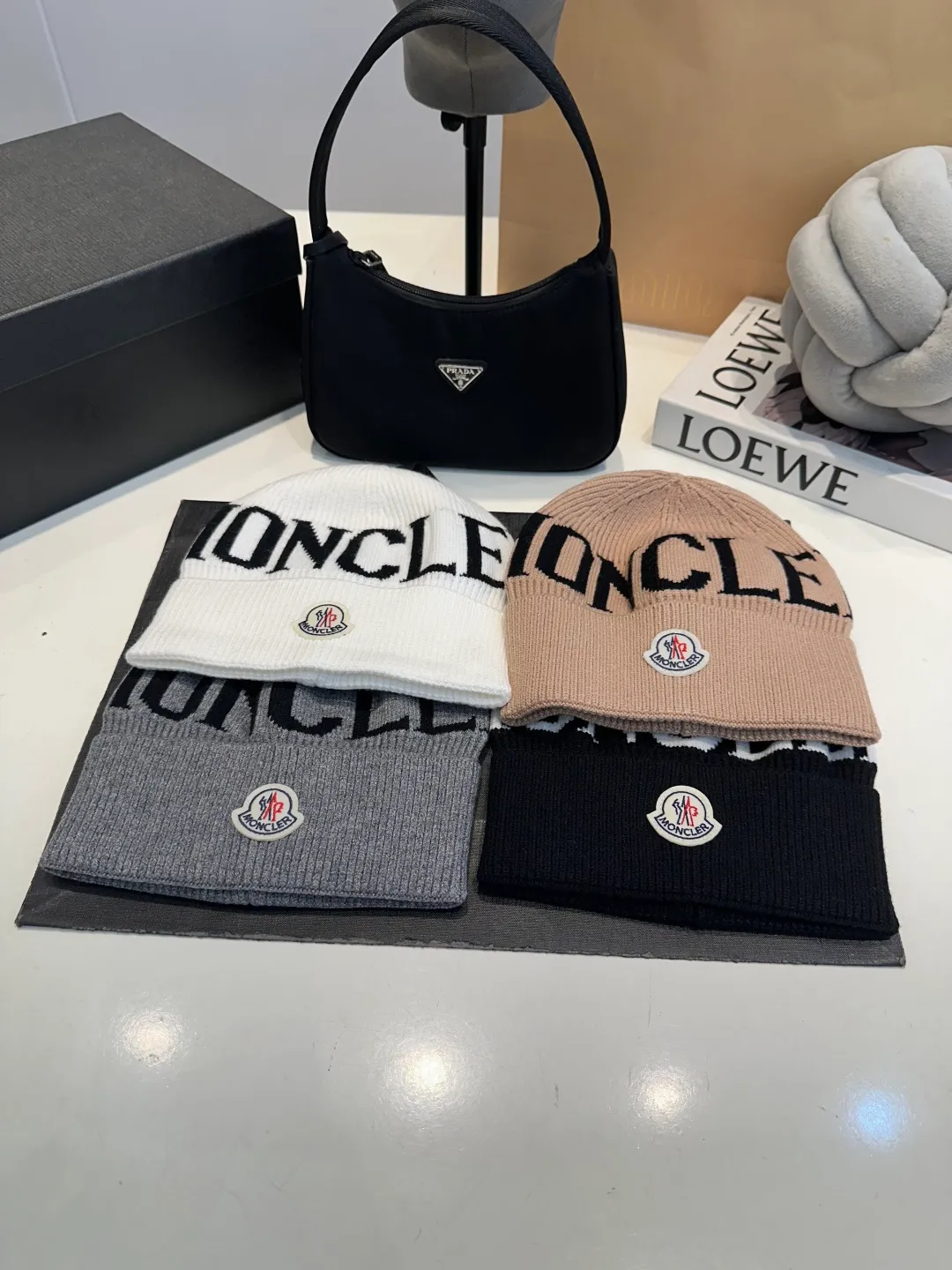 P46 Moncler 💥 Official website classic knitted hat, replica of the original. Very soft and skin-friendly, very elastic 💓 Textured and very versatile style ~ Warm cashmere woolen hat, one size fits all and elastic ~ Unisex, can be worn by any head size. Super quality, highly recommended