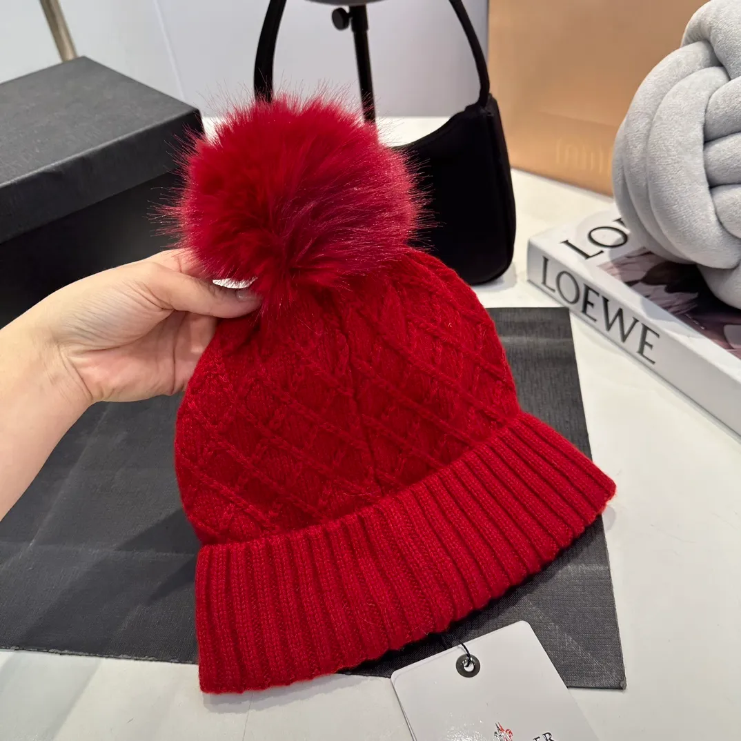 P78 Moncler👒high-end genuine exclusive style, hemp flower knitted hat, made of selected wool, skin-friendly and super soft‼ ️Paired with fox fur balls, it is very age-reducing‼ ️Complete trademark hangtags