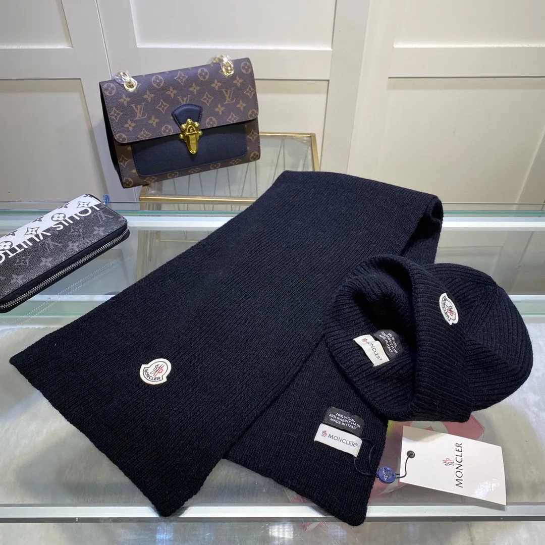 P170 MONCLER classic suit hat! Hat ➕Scarf! Cashmere and Rabbit Velvet Quality! It's warm and super comfortable~A great tool for young ladies to reduce their age in winter~This winter, all you need is a set of hats~It's warm and fashionable! Unisex model! Can be made as a couple model! Complete range of anti-counterfeiting labels and elevators! Many styles, welcome to choose!!