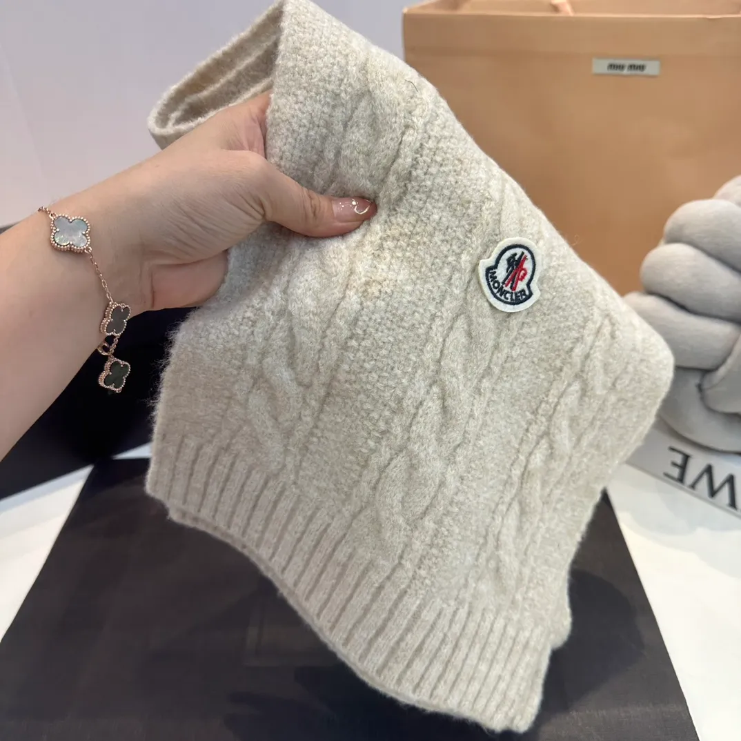 P180 MONCLER Mouth Cover Suit♥️Original hat and scarf set! Made of rabbit velvet➕cashmere, with a 15cm fox fur ball, a real fur ball! Warm and fashionable 😱[愄火] Versatile style [Love] The texture is very good, comfortable and breathable [Hey ha] Looks good no matter how you match it [Shh] A must-have for fashionistas [Wit] 4 colors available❤️❤️Unisex, the ball can be removed