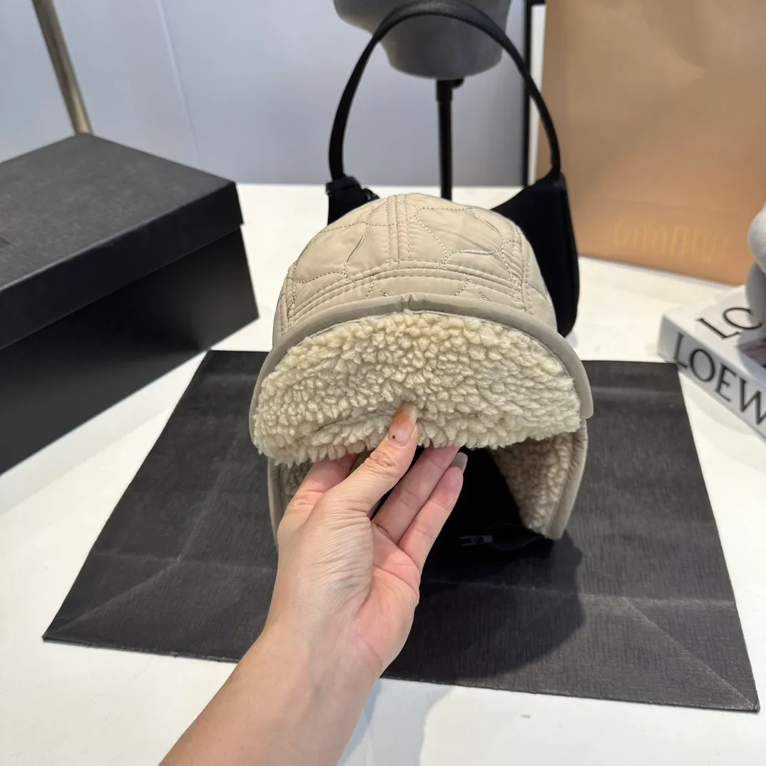 P80 MONCLER hat made of lambswool quality! It's warm and super comfortable~A great tool for young ladies to reduce their age in winter~This is the only thing you need this winter~It's warm and fashionable! Unisex model! Can be made as a couple model! Complete range of anti-counterfeiting labels and elevators! Many styles, welcome to choose!!