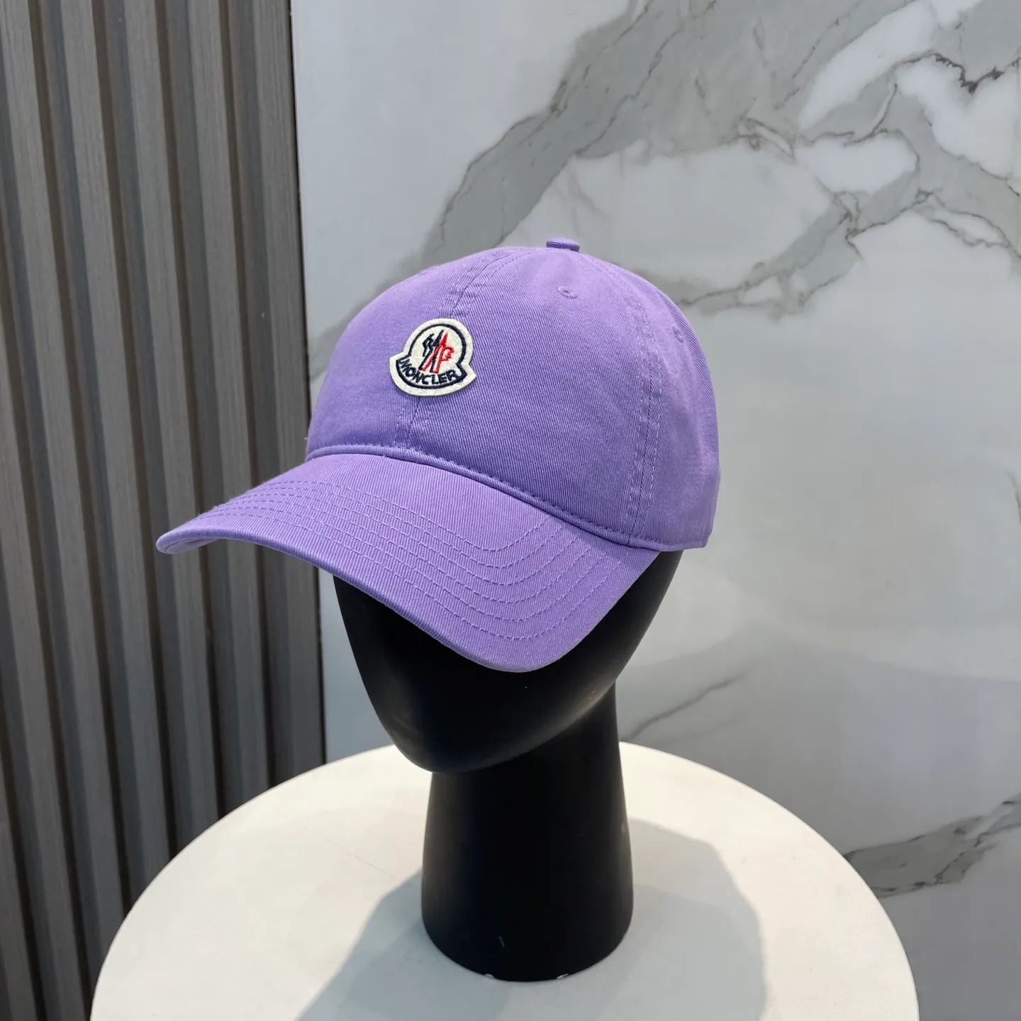 P50 MONCLER new baseball cap, a fashionable street item with a very good style, a favorite among Internet celebrities and fashion bloggers! High quality, comfortable and breathable, concave shape looks good