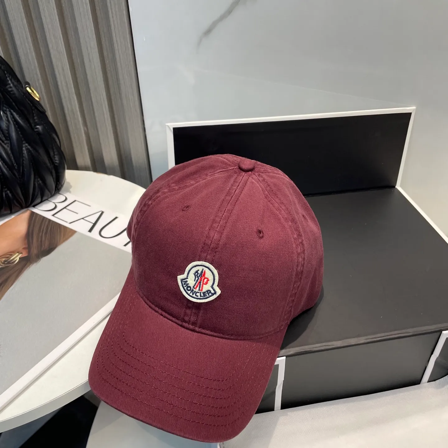 P50 MONCLER new baseball cap, a fashionable street item with a very good style, a favorite among Internet celebrities and fashion bloggers! High quality, comfortable and breathable, concave shape looks good