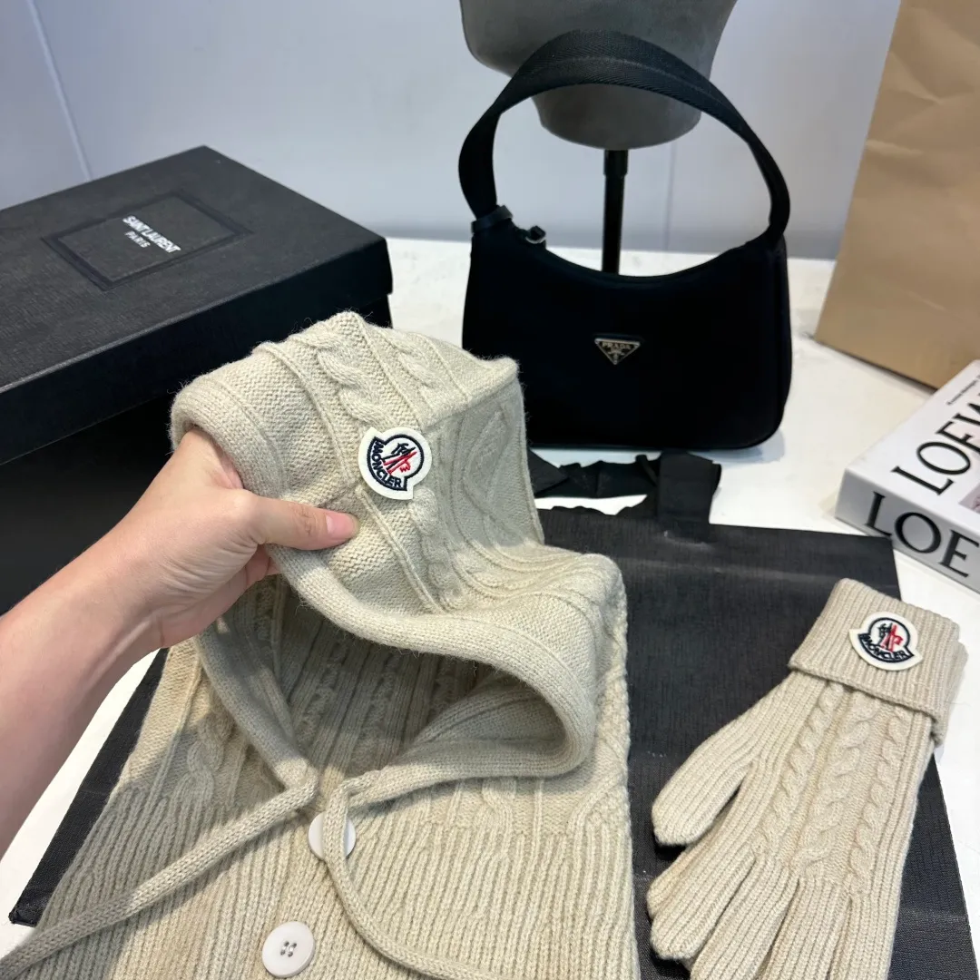 p140 Moncler Mouth Cover Set Hat + Gloves Autumn and Winter Knitted Beanie Hat This must be my favorite of minimalism. It is clean, neat, fashionable and versatile, and will definitely not be picky about your face shape! A fashionable classic that lasts forever!