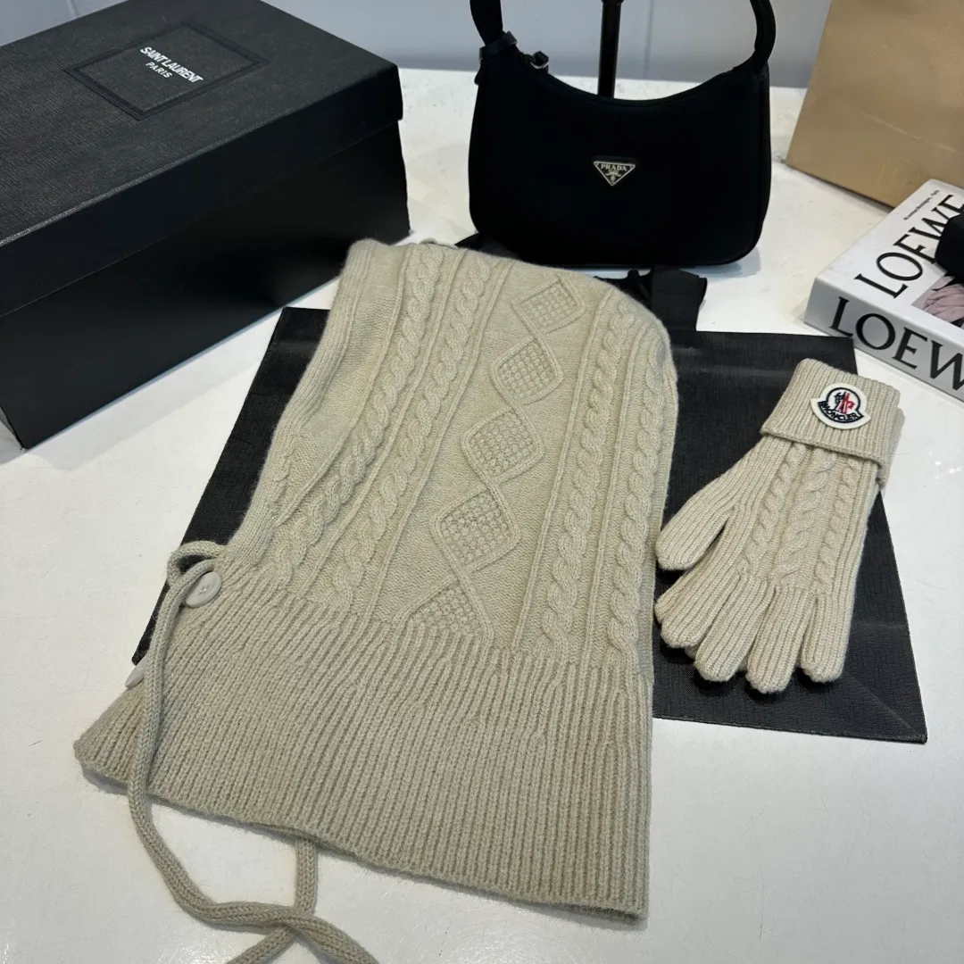 p140 Moncler Mouth Cover Set Hat + Gloves Autumn and Winter Knitted Beanie Hat This must be my favorite of minimalism. It is clean, neat, fashionable and versatile, and will definitely not be picky about your face shape! A fashionable classic that lasts forever!