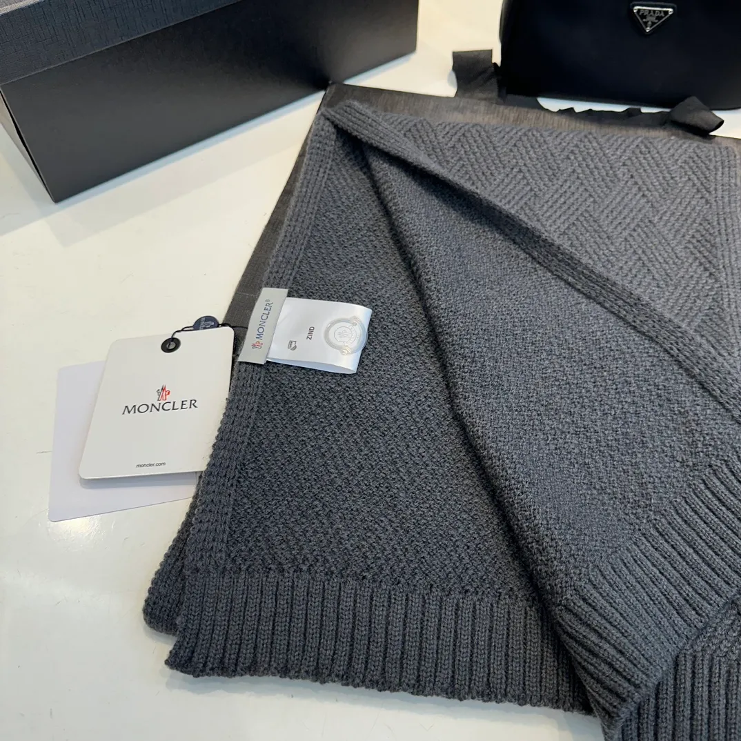 P110 MONCLER classic suit hat! Hat ➕Scarf! Cashmere and Rabbit Velvet Quality! It's warm and super comfortable~A great tool for young ladies to reduce their age in winter~This winter, all you need is a set of hats~It's warm and fashionable! Unisex model! Can be made as a couple model! Complete range of anti-counterfeiting labels and elevators! Many styles, welcome to choose!!