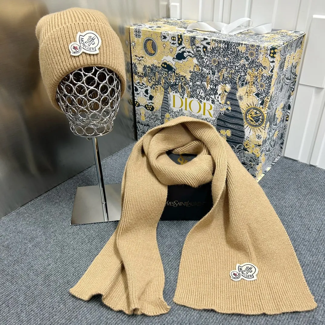 Bargain price Moncler hat and scarf set🔥