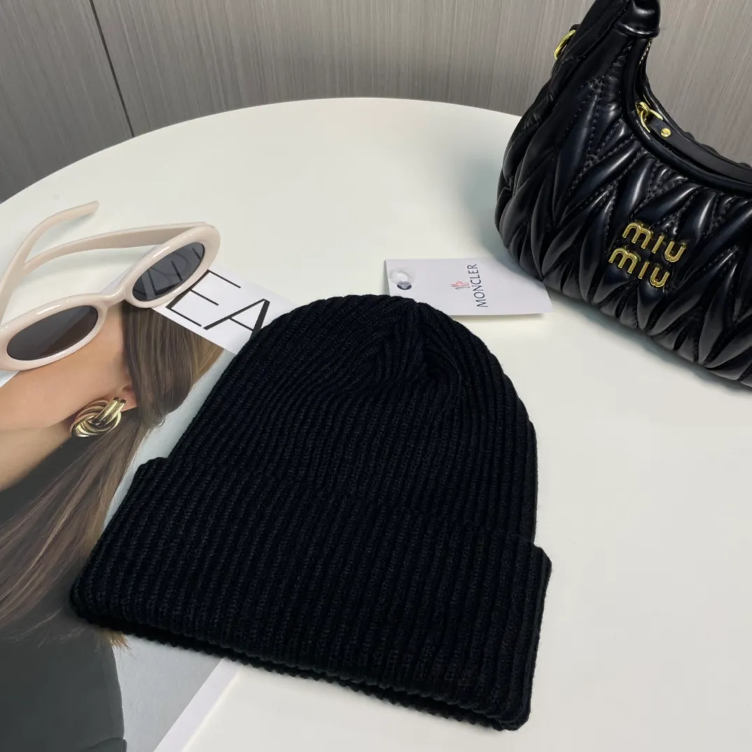 P56 comes with a dust bag for Moncler💥 Official website classic knitted hat, original replica. Very soft and skin-friendly, very elastic 💓 Textured and very versatile style ~ Warm cashmere woolen hat, one size fits all and elastic ~ Unisex, can be worn by any head size. Super quality, highly recommended