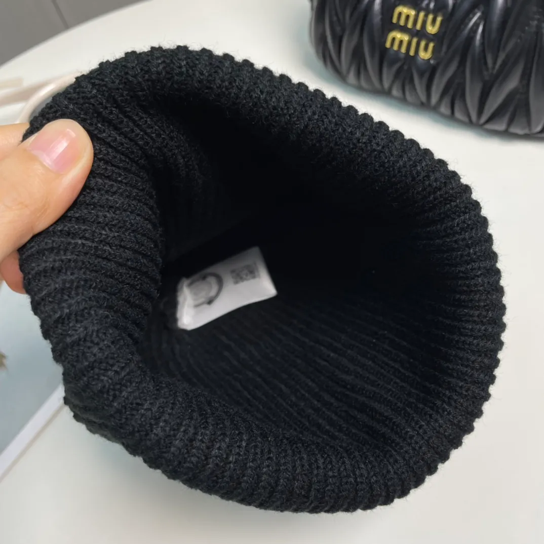 P56 comes with a dust bag for Moncler💥 Official website classic knitted hat, original replica. Very soft and skin-friendly, very elastic 💓 Textured and very versatile style ~ Warm cashmere woolen hat, one size fits all and elastic ~ Unisex, can be worn by any head size. Super quality, highly recommended