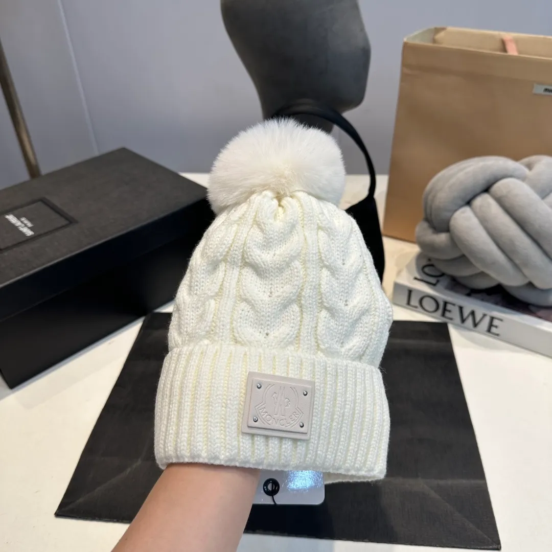 P70 Moncler hooded twist warm wool hat, sweet and cool style get! Reduce your age and make your face appear smaller. I’d like to share it with you all. The four colors match well and the breasts are so milky~