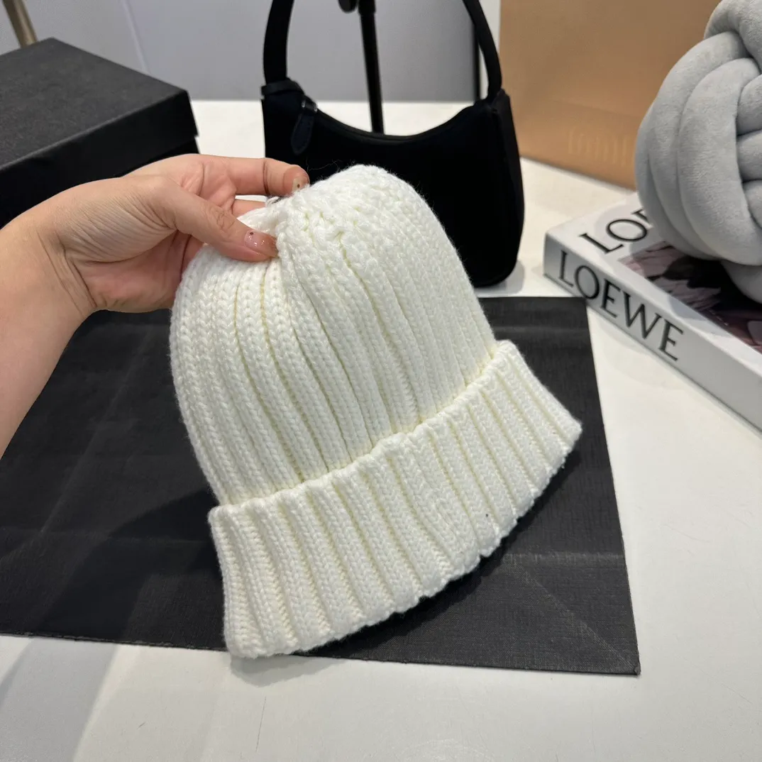P60 Moncler 💥 Official website classic knitted hat, replica of the original. Very soft and skin-friendly, very elastic 💓 Textured and very versatile style ~ Warm cashmere woolen hat, one size fits all and elastic ~ Unisex, can be worn by any head size. Super quality, highly recommended