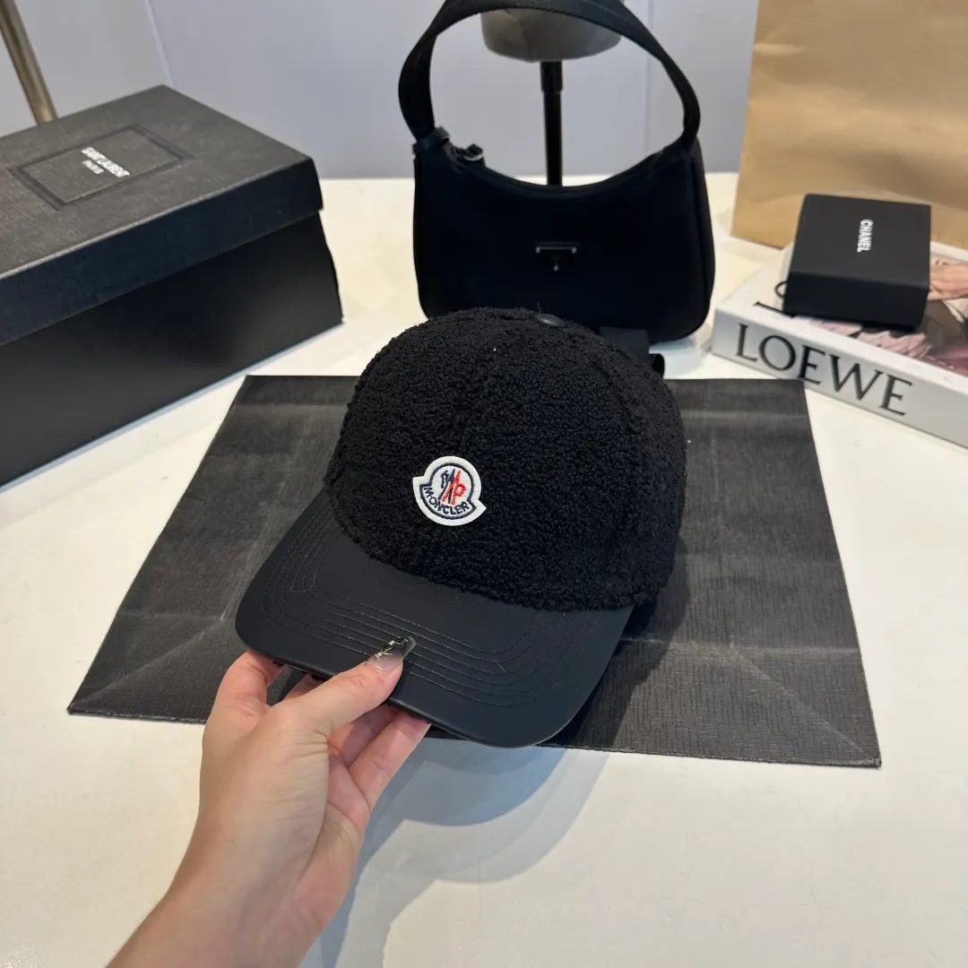 P 54 MONCLER lambswool and leather baseball cap with mouth, suitable for young and fashionable people, with strong visual effect, three-dimensional letters, good-looking and high-quality!