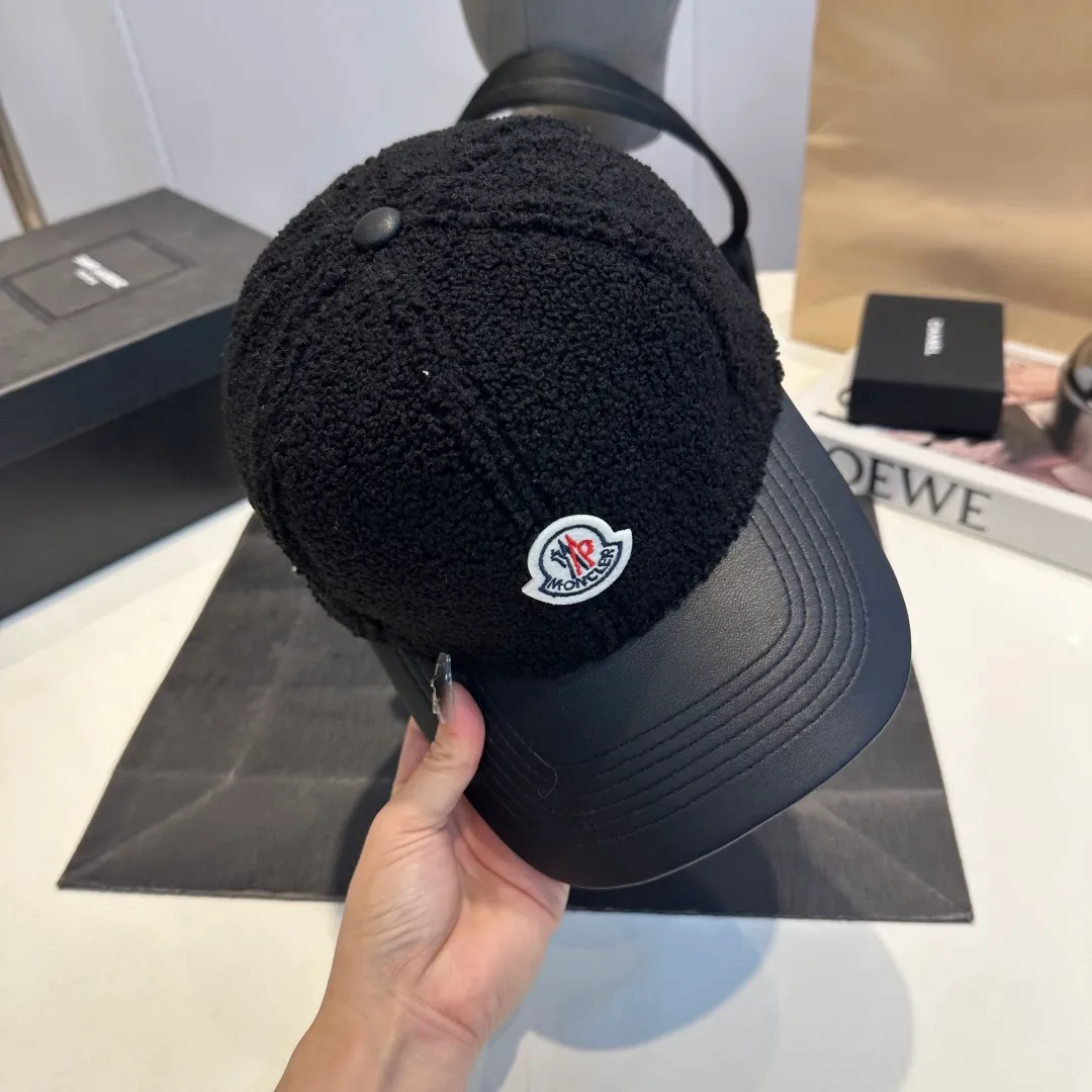 P 54 MONCLER lambswool and leather baseball cap with mouth, suitable for young and fashionable people, with strong visual effect, three-dimensional letters, good-looking and high-quality!