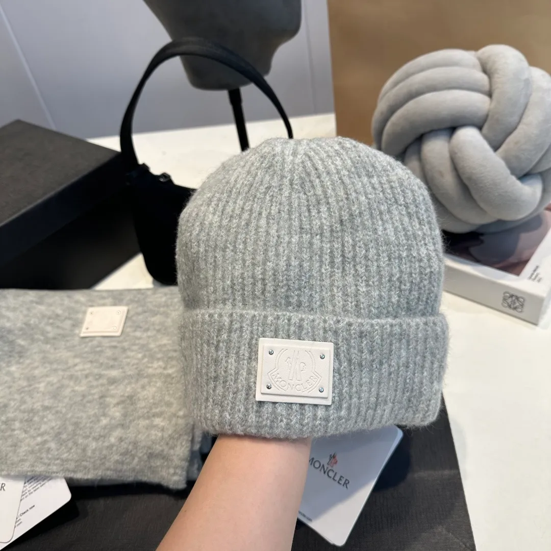 P140 Moncler muzzle suit 2025 autumn and winter style cuffed wool knitted beanie High quality customization! This must be my favorite of minimalism. It is clean, neat, fashionable and versatile, and will definitely not be picky about your face shape! A fashionable classic that lasts forever! Both men and women are welcome!