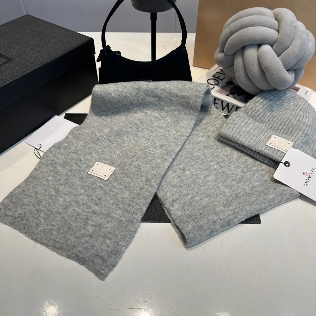 P140 Moncler muzzle suit 2025 autumn and winter style cuffed wool knitted beanie High quality customization! This must be my favorite of minimalism. It is clean, neat, fashionable and versatile, and will definitely not be picky about your face shape! A fashionable classic that lasts forever! Both men and women are welcome!