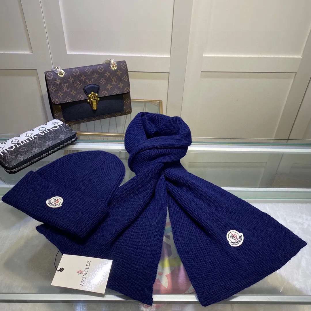 P170 MONCLER classic suit hat! Hat ➕Scarf! Cashmere and Rabbit Velvet Quality! It's warm and super comfortable~A great tool for young ladies to reduce their age in winter~This winter, all you need is a set of hats~It's warm and fashionable! Unisex model! Can be made as a couple model! Complete range of anti-counterfeiting labels and elevators! Many styles, welcome to choose!!