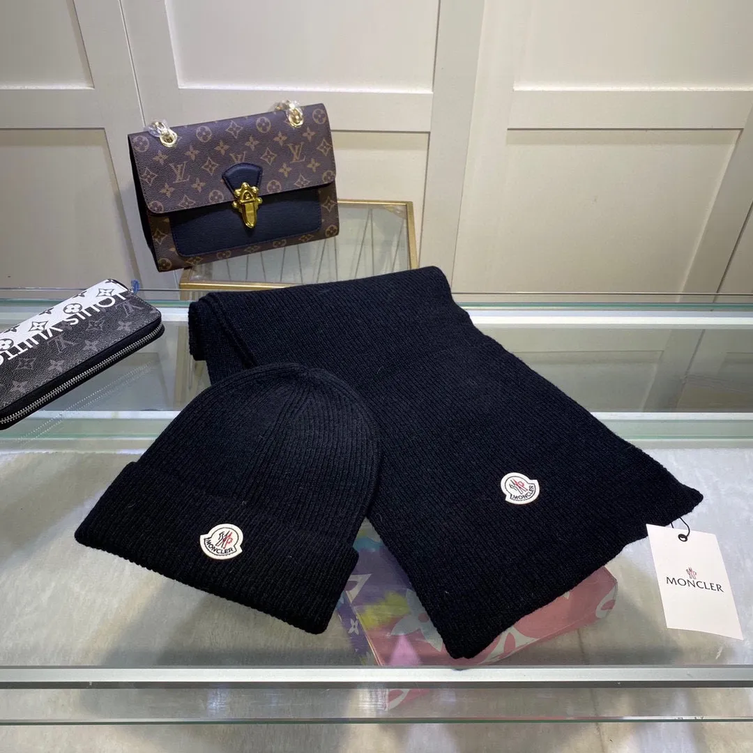 P170 MONCLER classic suit hat! Hat ➕Scarf! Cashmere and Rabbit Velvet Quality! It's warm and super comfortable~A great tool for young ladies to reduce their age in winter~This winter, all you need is a set of hats~It's warm and fashionable! Unisex model! Can be made as a couple model! Complete range of anti-counterfeiting labels and elevators! Many styles, welcome to choose!!