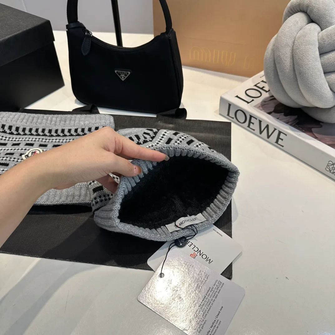 P140 Moncler Moncler 💥 Mouth three-piece set, gloves, hat, scarf, original replica. Very soft and skin-friendly, very elastic 💓 Textured and very versatile style ~ Warm, one size fits all and elastic ~ Unisex, can be worn by any head size. Super quality, highly recommended