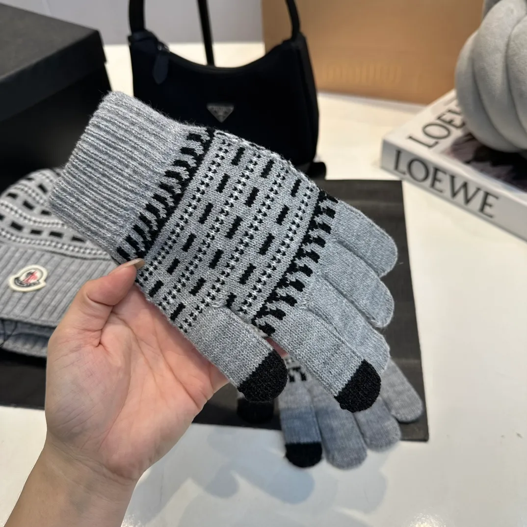 P140 Moncler Moncler 💥 Mouth three-piece set, gloves, hat, scarf, original replica. Very soft and skin-friendly, very elastic 💓 Textured and very versatile style ~ Warm, one size fits all and elastic ~ Unisex, can be worn by any head size. Super quality, highly recommended