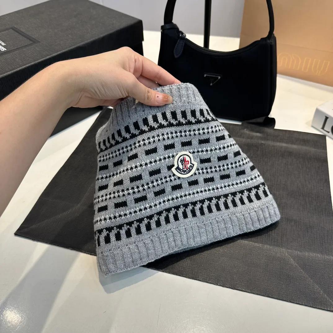 P140 Moncler Moncler 💥 Mouth three-piece set, gloves, hat, scarf, original replica. Very soft and skin-friendly, very elastic 💓 Textured and very versatile style ~ Warm, one size fits all and elastic ~ Unisex, can be worn by any head size. Super quality, highly recommended