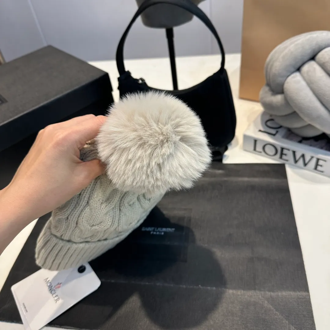 P70 Moncler hooded twist warm wool hat, sweet and cool style get! Reduce your age and make your face appear smaller. I’d like to share it with you all. The four colors match well and the breasts are so milky~