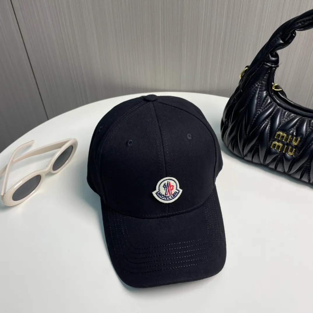 P56 MONCLER new baseball cap, a fashionable street item with a great style, a favorite among Internet celebrities and fashion bloggers! High quality, comfortable and breathable, concave shape looks good
