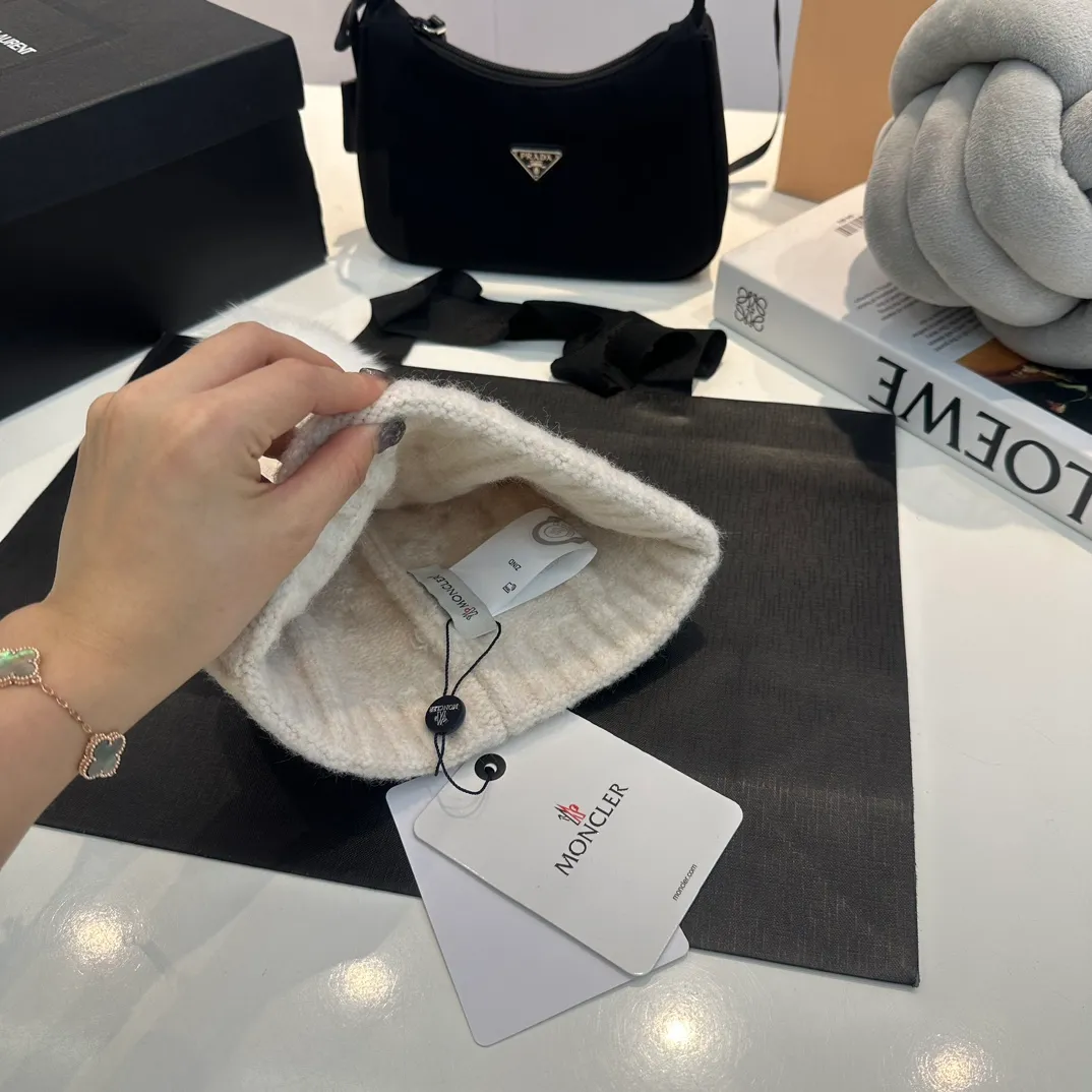 P90 Moncler👒high-end genuine exclusive style, hemp flower knitted hat, made of selected wool, skin-friendly and super soft‼ ️Paired with fox fur balls, it is very age-reducing‼ ️Complete trademark hangtags