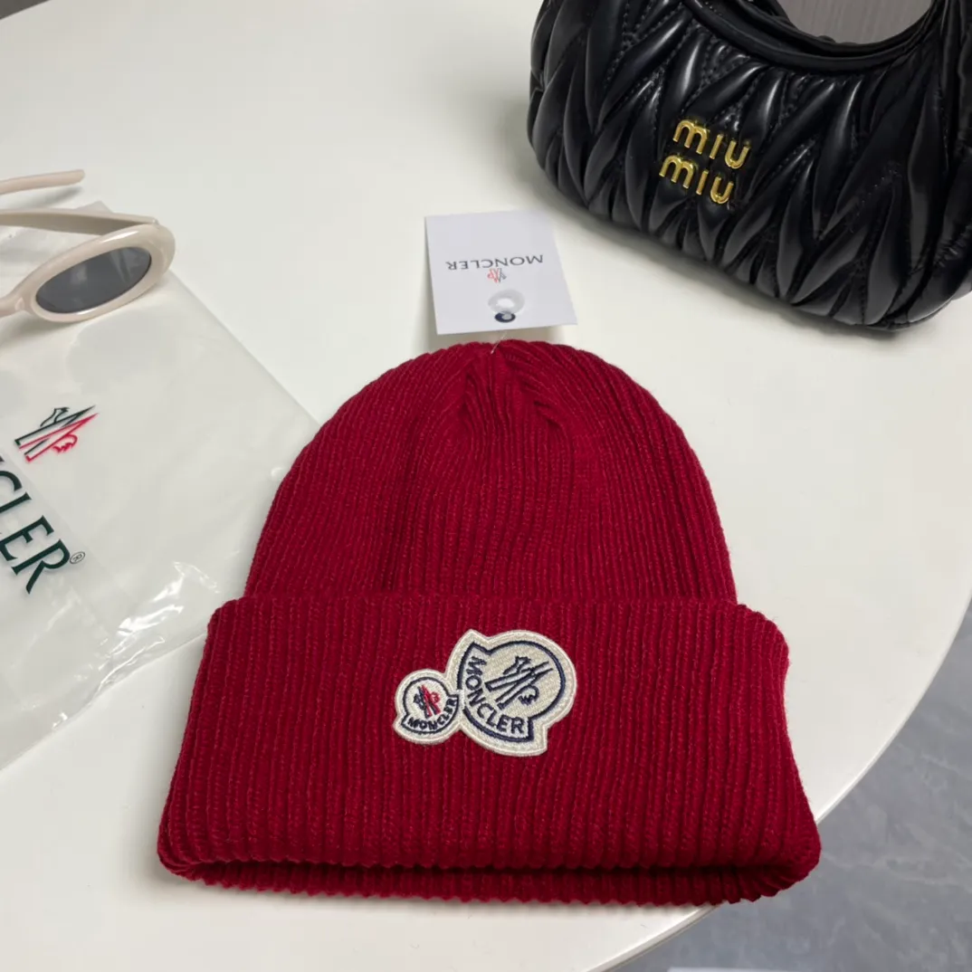 P56 comes with a dust bag for Moncler💥 Official website classic knitted hat, original replica. Very soft and skin-friendly, very elastic 💓 Textured and very versatile style ~ Warm cashmere woolen hat, one size fits all and elastic ~ Unisex, can be worn by any head size. Super quality, highly recommended