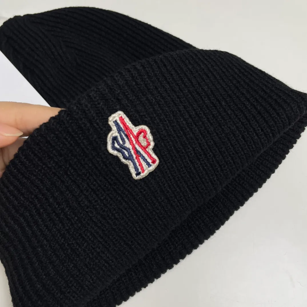 P50💰 Comes with dust bag Moncler💥 Official website classic knitted hat, original replica. Very soft and skin-friendly, very elastic 💓 Textured and very versatile style ~ Warm cashmere woolen hat, one size fits all and elastic ~ Unisex, can be worn by any head size. Super quality, highly recommended
