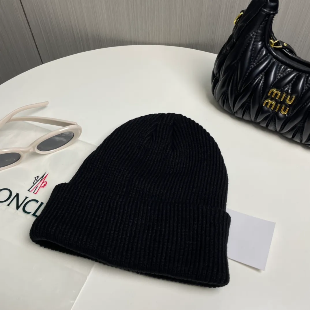 P50💰 Comes with dust bag Moncler💥 Official website classic knitted hat, original replica. Very soft and skin-friendly, very elastic 💓 Textured and very versatile style ~ Warm cashmere woolen hat, one size fits all and elastic ~ Unisex, can be worn by any head size. Super quality, highly recommended