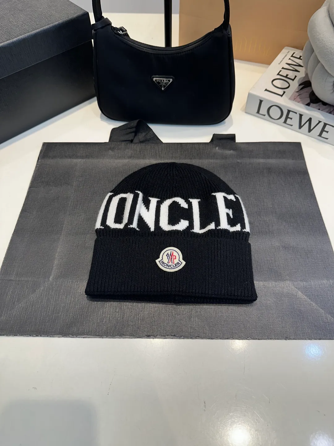 P46 Moncler 💥 Official website classic knitted hat, replica of the original. Very soft and skin-friendly, very elastic 💓 Textured and very versatile style ~ Warm cashmere woolen hat, one size fits all and elastic ~ Unisex, can be worn by any head size. Super quality, highly recommended