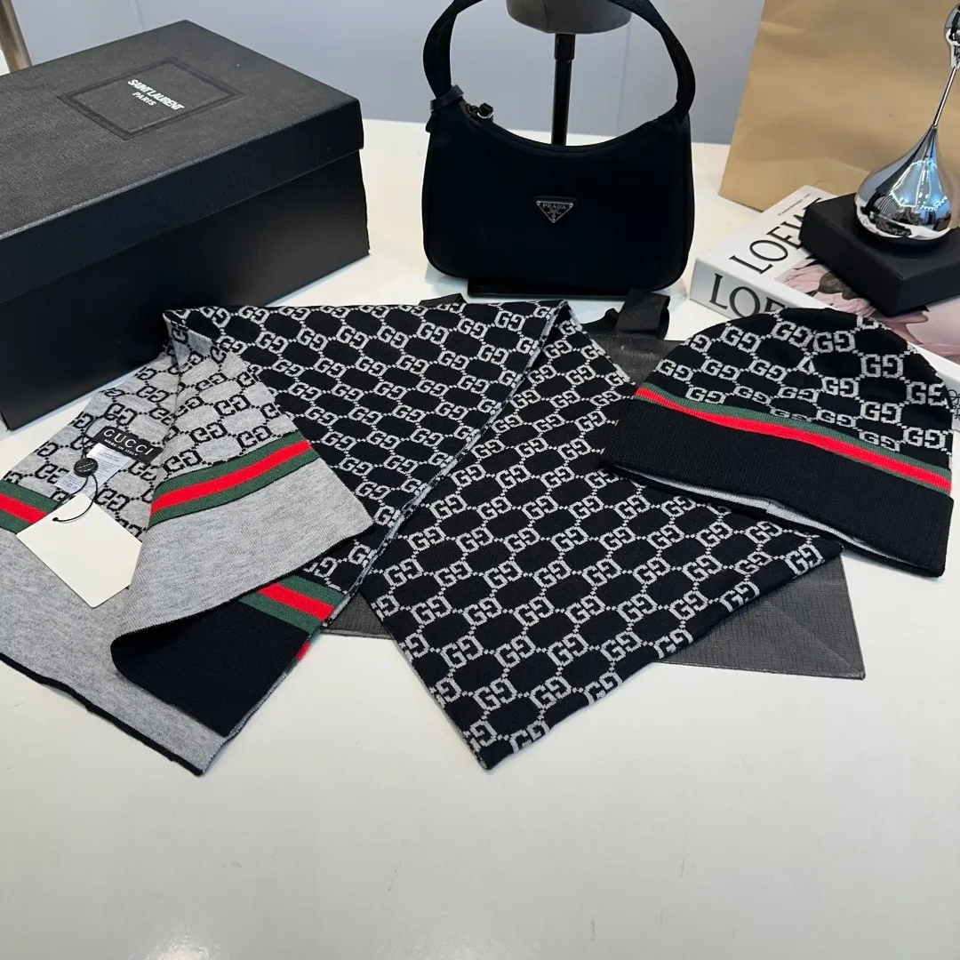 P140 GUCCI classic suit hat! Hat ➕Scarf! Cashmere and Rabbit Velvet Quality! It's warm and super comfortable~A great tool for young ladies to reduce their age in winter~This winter, all you need is a set of hats~It's warm and fashionable! Unisex model! Can be made as a couple model! Complete range of anti-counterfeiting labels and elevators! Many styles, welcome to choose!!
