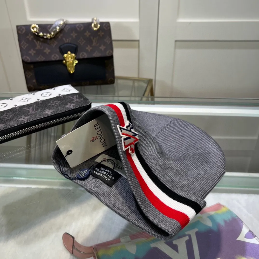 P50 comes with dust bag 🌺【MONCLER】Official website classic model, pay attention to the quality, the only one in the market that pays attention to quality details, 70% wool, 30% rabbit fur knitted hat! The same style for men and women, thicker and warmer, fashionable and popular 🌸First-class quality, the best brand for warmth in autumn and winter, order now, limited edition