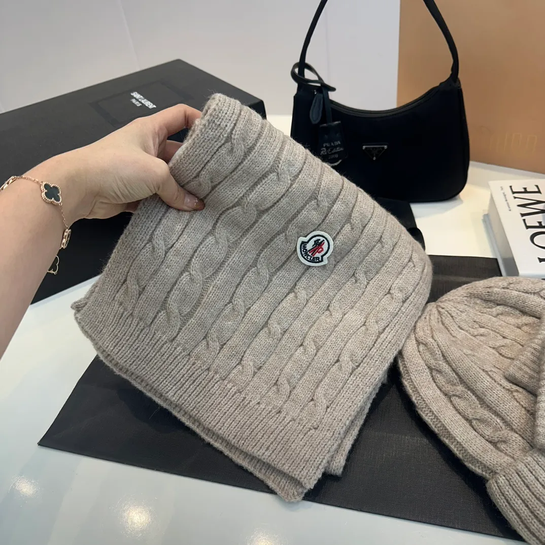 P180 Moncler autumn and winter counter model knitted beanie + scarf + gloves three-piece set, classic pattern, warm and fashionable! Fashionable and popular 🌸First-class texture, pure wool