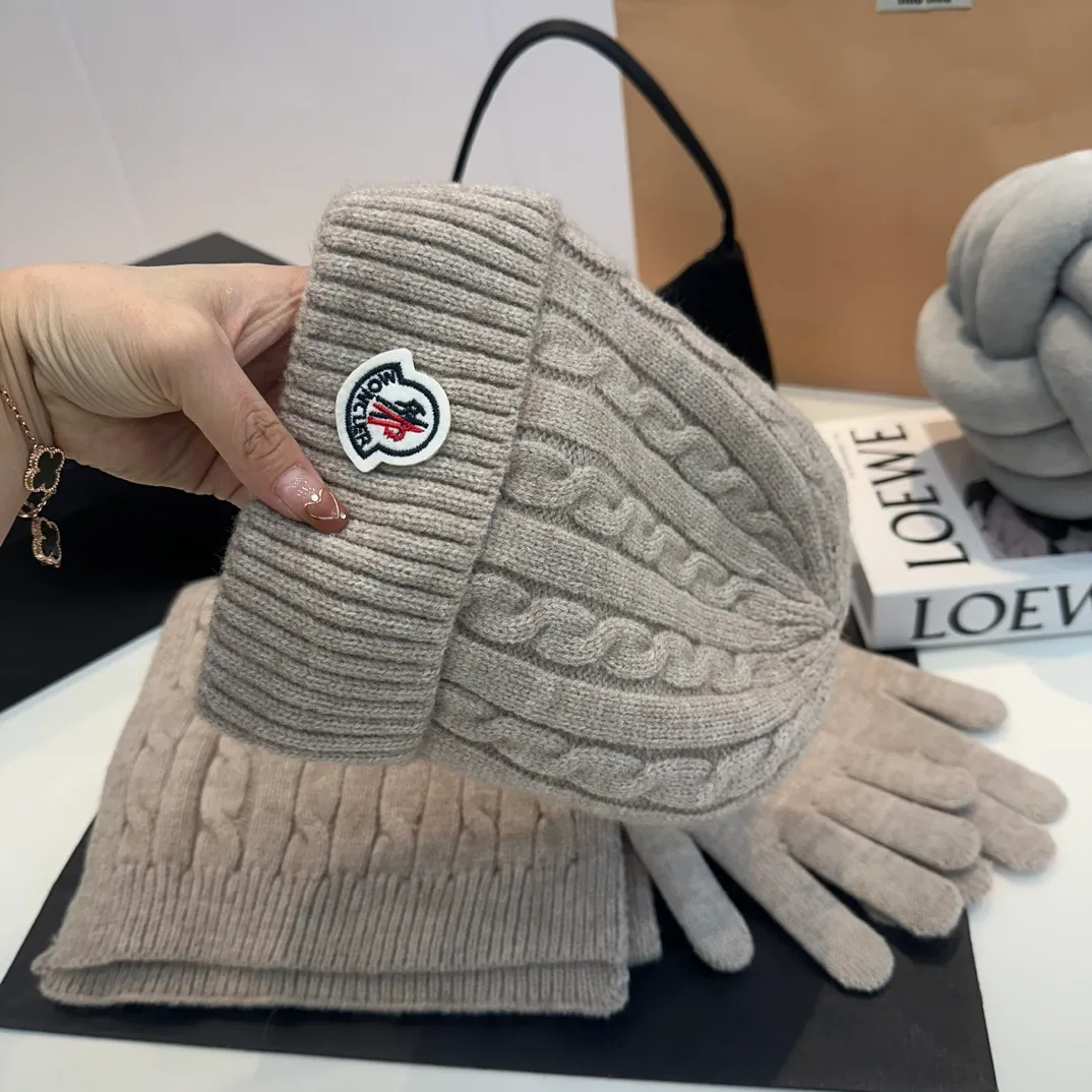 P180 Moncler autumn and winter counter model knitted beanie + scarf + gloves three-piece set, classic pattern, warm and fashionable! Fashionable and popular 🌸First-class texture, pure wool