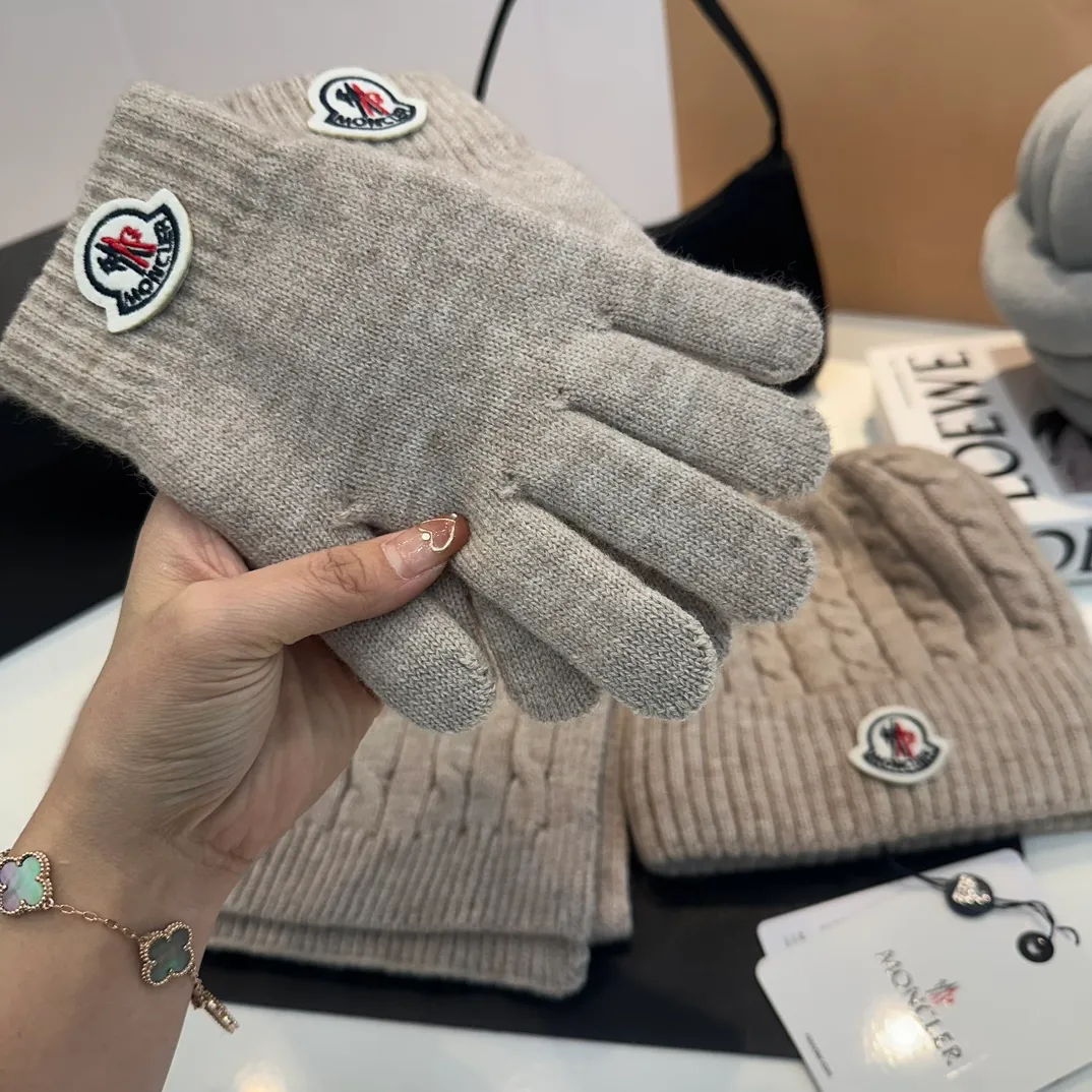 P180 Moncler autumn and winter counter model knitted beanie + scarf + gloves three-piece set, classic pattern, warm and fashionable! Fashionable and popular 🌸First-class texture, pure wool