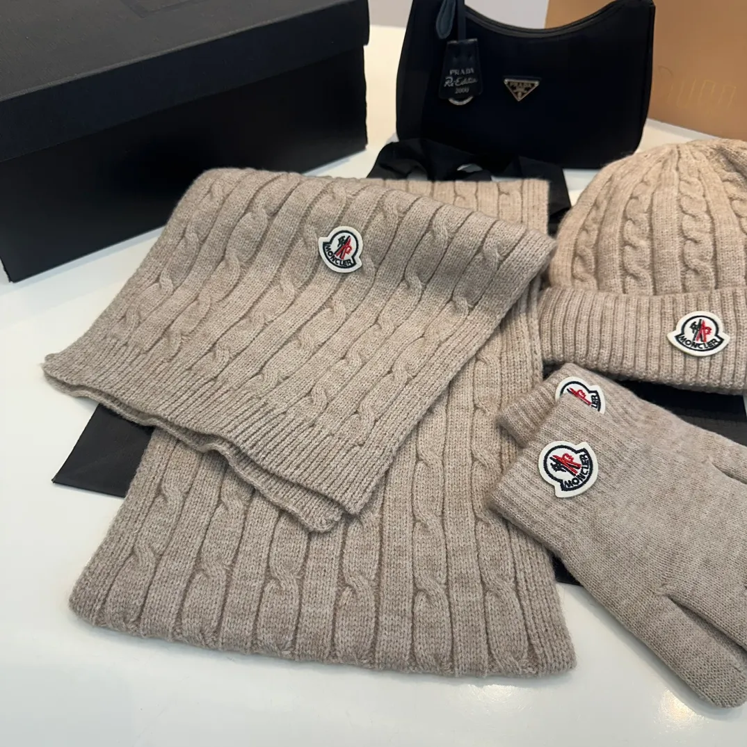 P180 Moncler autumn and winter counter model knitted beanie + scarf + gloves three-piece set, classic pattern, warm and fashionable! Fashionable and popular 🌸First-class texture, pure wool