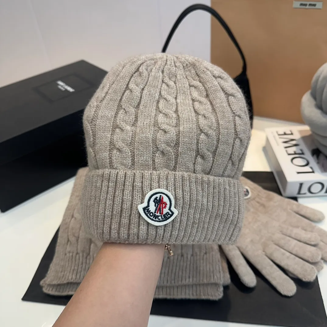 P180 Moncler autumn and winter counter model knitted beanie + scarf + gloves three-piece set, classic pattern, warm and fashionable! Fashionable and popular 🌸First-class texture, pure wool