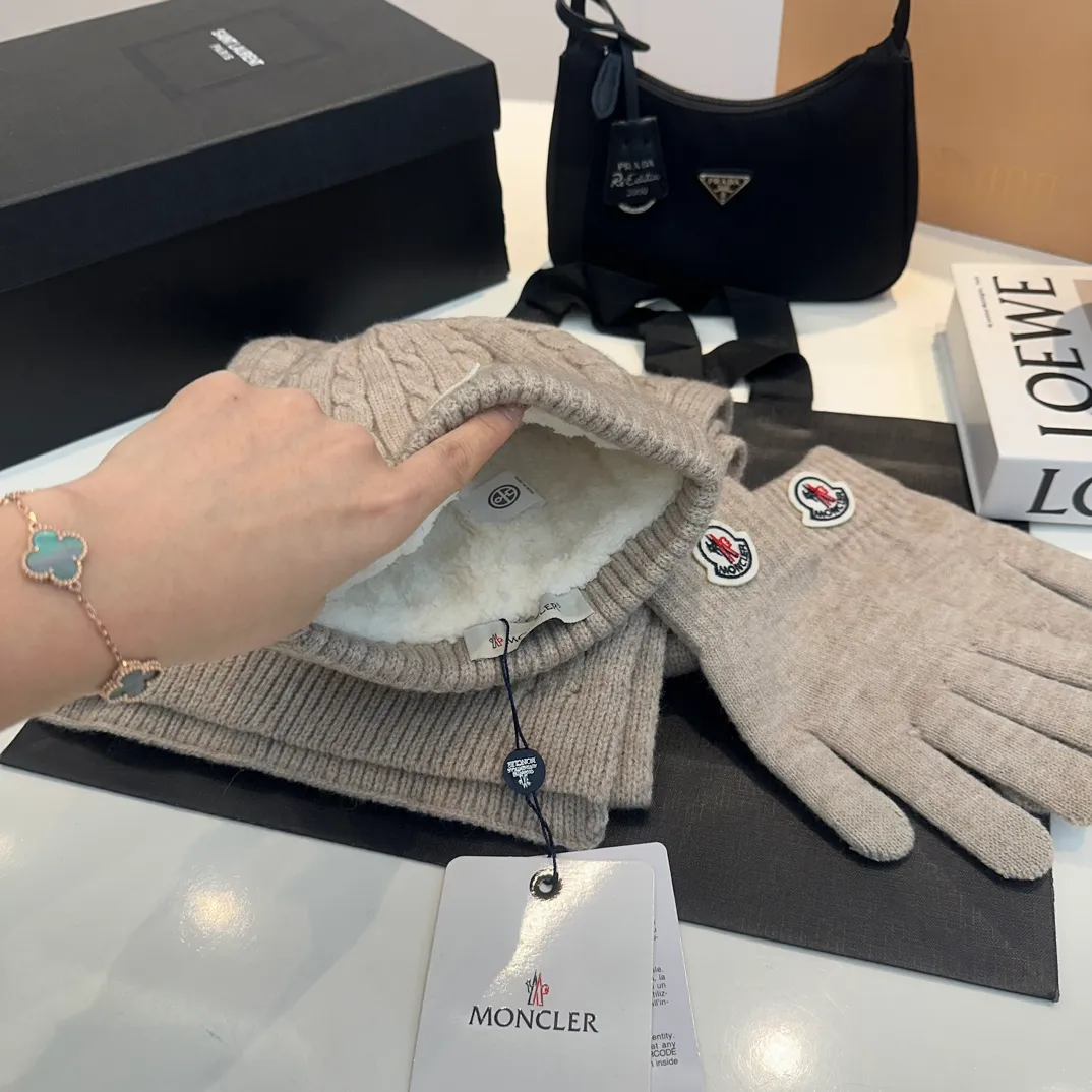 P180 Moncler autumn and winter counter model knitted beanie + scarf + gloves three-piece set, classic pattern, warm and fashionable! Fashionable and popular 🌸First-class texture, pure wool