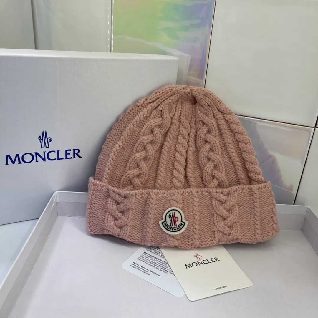 MONCLER Mouth Covered Twist Pattern Knitted Hat, Sweet and Temperamental Style, Every Color Looks Good, Super Versatile