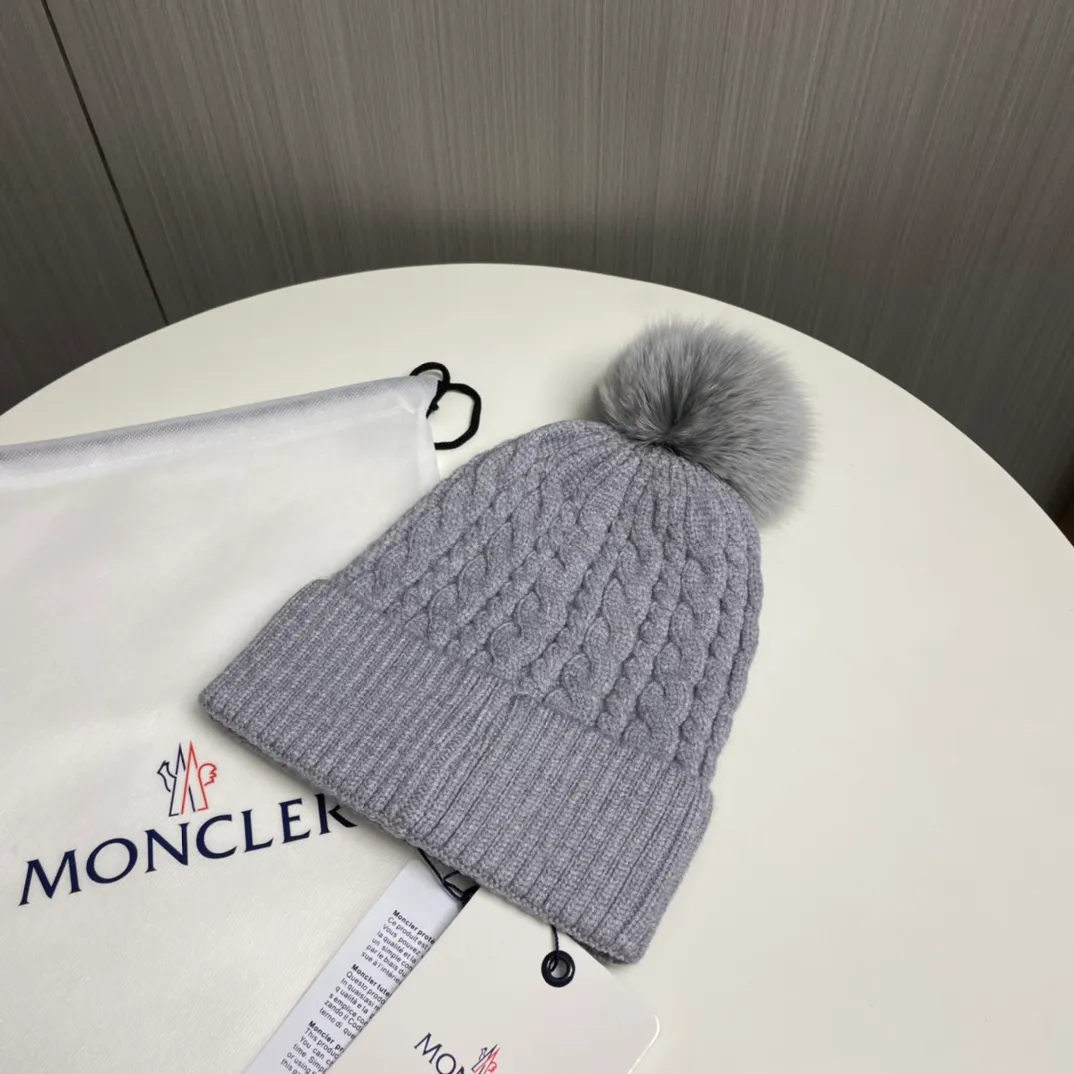 P90 with dust bag Moncler👒Classic original single-mouthed knitted wool hat, made of selected wool fabrics with ultra-high wool content‼ ️It feels super soft and has excellent elasticity. The rabbit fur ball is high-end, age-reducing and super warm!