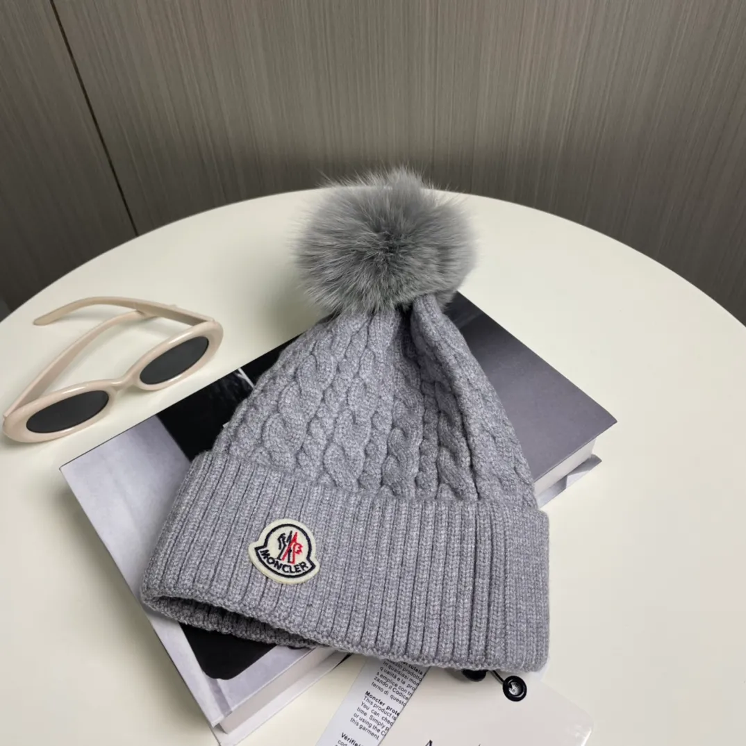 P90 with dust bag Moncler👒Classic original single-mouthed knitted wool hat, made of selected wool fabrics with ultra-high wool content‼ ️It feels super soft and has excellent elasticity. The rabbit fur ball is high-end, age-reducing and super warm!