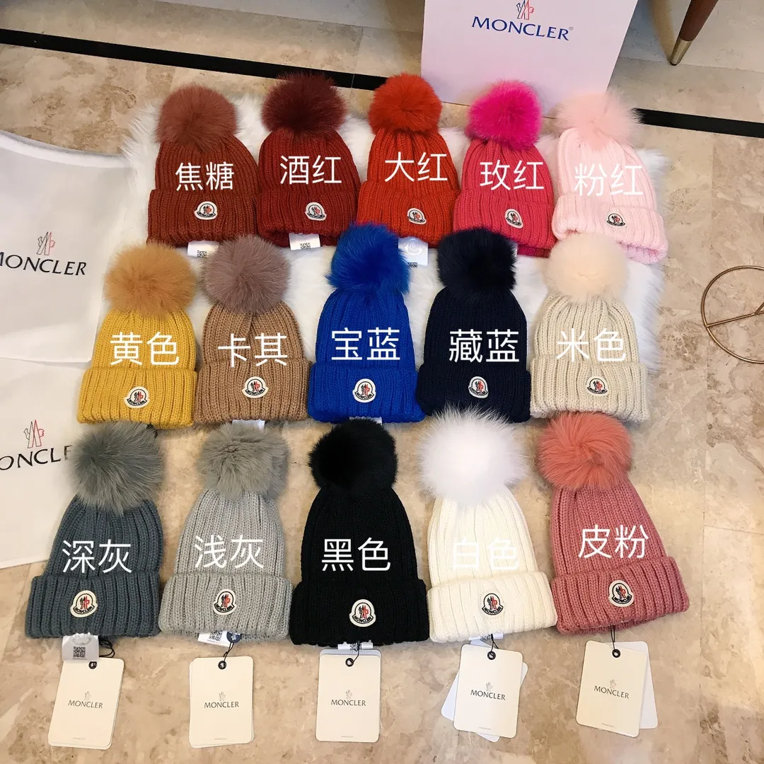 P90 MONCLER Mouth Mouth 👒 Super classic autumn and winter counter knitted beanie, versatile and super popular, paired with fox fur balls, the texture is first-class, it looks great when going out on the street! 15色入#